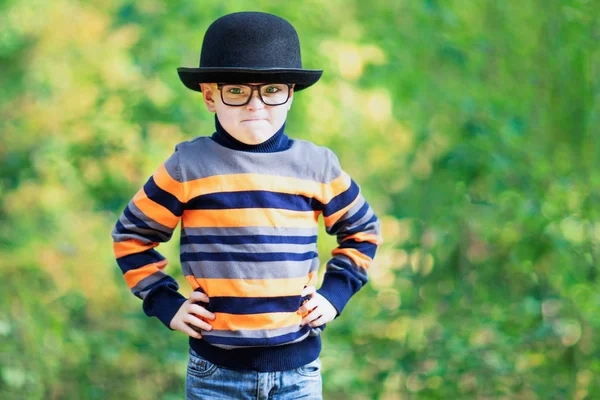 Злой Маленький Мальчик Шляпе Очках Улице — стоковое фото
