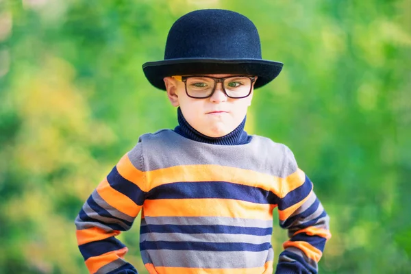 Злой Маленький Мальчик Шляпе Очках Улице — стоковое фото