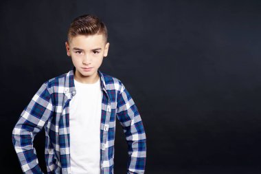 Kameraya siyah arka plan üzerinde seyir yakışıklı çocuk çocuk portresi.