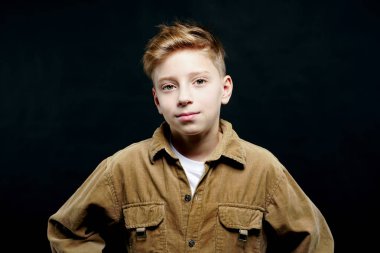 Kameraya bakarak Kızıl saçlı çocuk çocuk portresi. Siyah izole