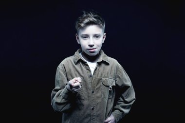 Hey siz! Kendine güvenen çocuk çocuk kamera için işaret. Siyah izole