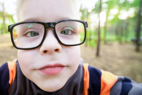 Portrait Funny Liittle Boy Wearing Glasses Outdoors — Stock Photo, Image