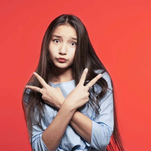 Porträt Eines Dummen Positiven Mädchens Das Friedensgeste Auf Rotem Hintergrund — Stockfoto