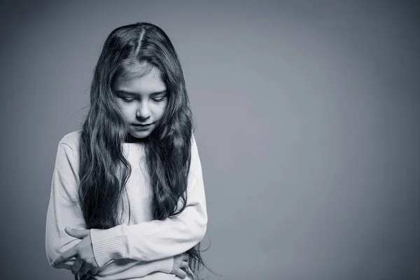 Zestresowany Przygnębiony Nieszczęśliwe Dziecko Dziewczynka Szarym Tle — Zdjęcie stockowe