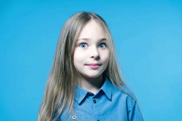 Κατάπληκτος Και Απορούσε Παιδί Κορίτσι Μάτια Ορθάνοιχτα Μπλε Φόντο — Φωτογραφία Αρχείου