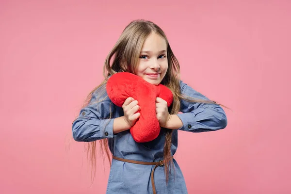 Liebe Niedliches Mädchen Mit Rotem Herz Auf Rosa Hintergrund Valentinstag — Stockfoto