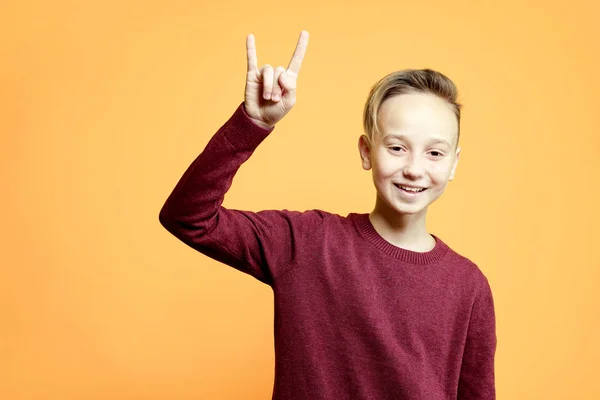 Счастливый Мальчик Показывает Знак Рокерской Козы Жёлтом Фоне — стоковое фото
