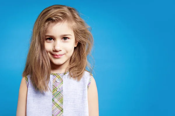 Retrato Una Niña Divertida Mirando Cámara Sobre Fondo Azul — Foto de Stock