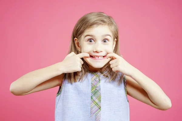 Gadis Kecil Lucu Membuat Senyum Dengan Tangannya Dan Melihat Kamera — Stok Foto