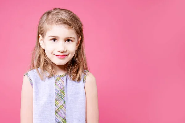 Portret Szczęśliwy Małej Dziewczynki Patrząc Kamery Różowym Tle — Zdjęcie stockowe