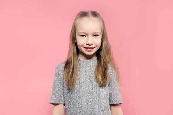 Retrato Una Niña Feliz Sobre Fondo Rosa — Foto de Stock