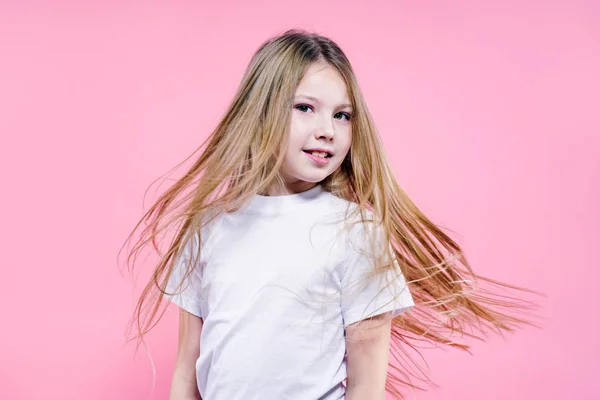 Porträt Eines Schönen Blonden Mädchens Mit Langen Fliegenden Haaren Auf — Stockfoto