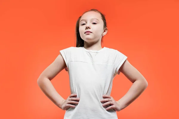 Mädchen Mit Selbstbewusstem Gesicht Fühlt Überlegenheit Kinder Genießen Ihre Überlegenheit — Stockfoto