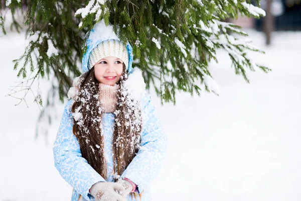 Uma Criança Cabelos Neve Sorrindo Está Sob Ramos Abeto Segurando — Fotografia de Stock