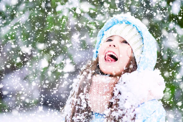 Miúdo Está Brincar Numa Floresta Inverno Menina Está Tentando Pegar — Fotografia de Stock