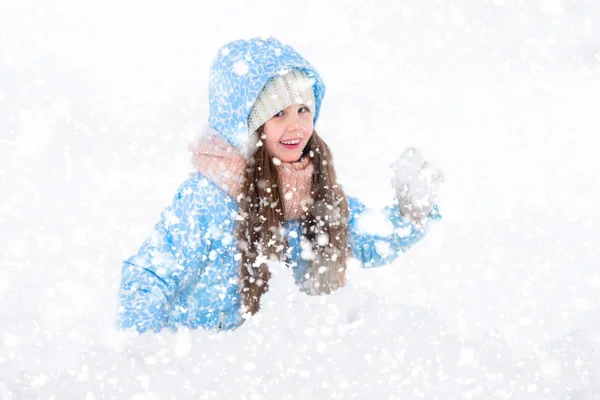 Ευτυχισμένος Κορίτσι Παίζει Χειμώνα Παιχνίδια Εξωτερικού Χώρου Στόχο Μια Χιονιά — Φωτογραφία Αρχείου