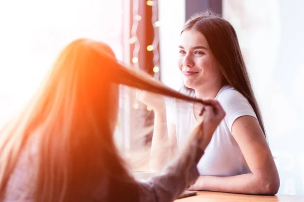 Dos Amigas Sentadas Una Mesa Café Hablando Bromeando Tiempo Libre — Foto de Stock