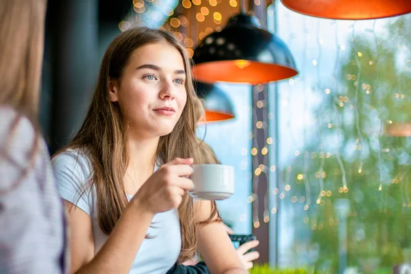 Una Ragazza Sta Godendo Pausa Bevendo Caffè Vicino Alla Finestra — Foto Stock