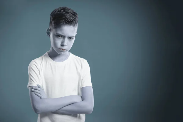 Niño Sombrío Mal Humor Sobre Fondo Gris Las Emociones Los —  Fotos de Stock