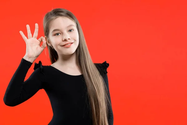 Oke Teken Lachende Meisje Tonen Gebaar Rode Achtergrond — Stockfoto