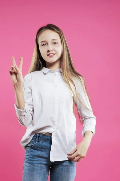 Ragazza Adolescente Mostrando Gesto Pace Sfondo Rosa Numero Due Segno — Foto Stock