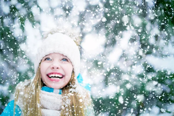 Una Niña Feliz Con Ojos Azules Bosque Invierno Durante Las — Foto de Stock