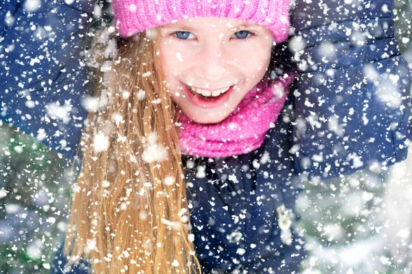 Retrato Uma Menina Sorridente Com Cabelo Loiro Olhos Azuis Flocos — Fotografia de Stock