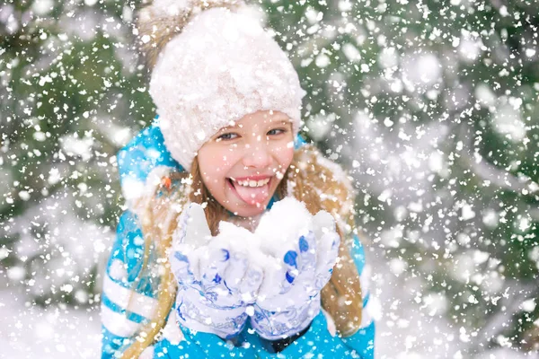 Retrato Una Linda Niña Que Prueba Nieve Con Lengua Una — Foto de Stock