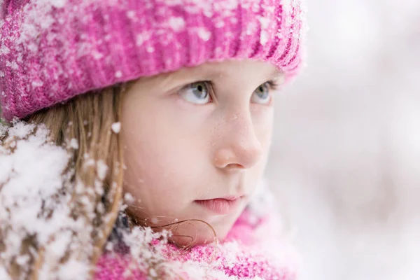 Primer Plano Niño Con Sombrero Rosa Nieve Cabello Aspecto Serio — Foto de Stock