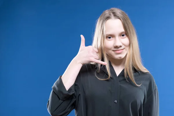 Zadzwoń Mnie Gest Przystojny Teen Dziewczyna Pokazuje Wywołania Podpisać Niebieskim — Zdjęcie stockowe