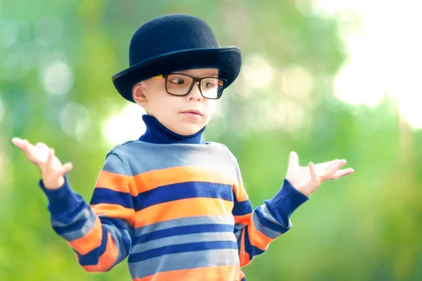 Δεν Ξέρω Αστεία Liittle Αγόρι Φορώντας Ένα Καπέλο Και Γυαλιά — Φωτογραφία Αρχείου