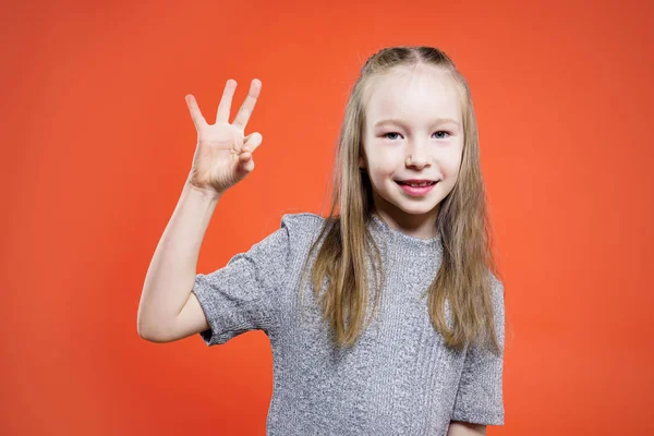 Okay Zeichen Lächeln Mädchen Zeigt Geste Auf Orangefarbenem Hintergrund — Stockfoto