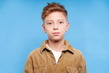 Siyah arka plan üzerinde kameraya bakarak Kızıl saçlı çocuk çocuk portresi.