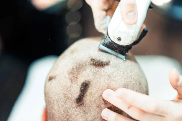 Elektrik Düzeltici Bir Kel Saç Kesimi Yapıyor — Stok fotoğraf