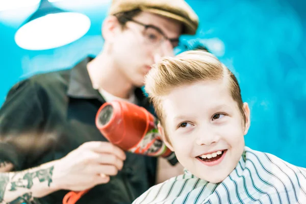 Yakışıklı Çocuk Mutlu Bir Kuaför Saç Kurutma Makinesi Ile Onun — Stok fotoğraf