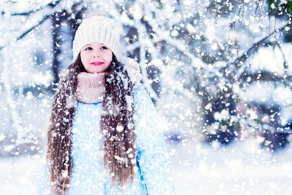 Piękne Dziecko Włosów Długich Zasypani Spędza Piękny Czas Zimowym Lesie — Zdjęcie stockowe