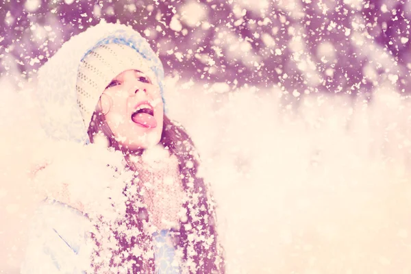 Uma Criança Está Brincando Com Flocos Neve Tentando Pegá Los — Fotografia de Stock