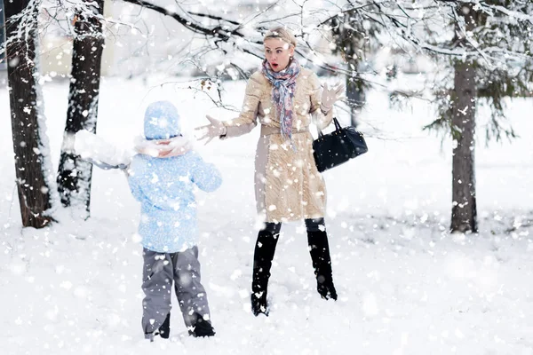 Madre Hijo Juegos Aire Libre Parque Invierno Madre Juega Asustada — Foto de Stock