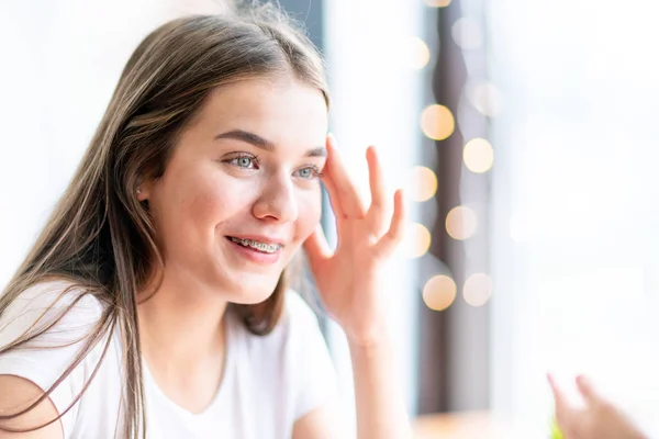 Hermosa Chica Con Tirantes Con Mano Cerca Cara Sonriendo Alegremente — Foto de Stock