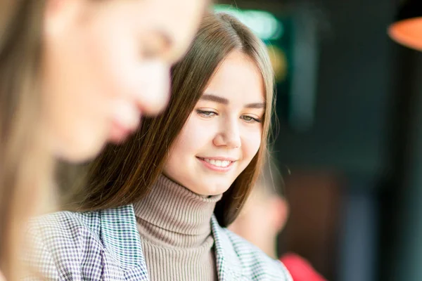 Linda Chica Con Cabello Castaño Largo Recto Sonriendo Mirando Hacia — Foto de Stock