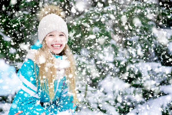 雪に覆われた森で笑って幸せな女の子子供 — ストック写真