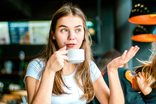 Carino Ragazza Dagli Occhi Blu Con Capelli Lunghi Possesso Una — Foto Stock