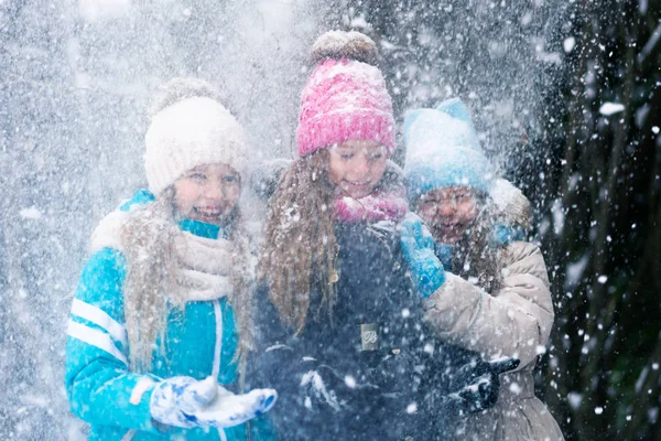 Nieve Pesada Cayendo Sobre Niños Felices Jugando Bosque Invierno — Foto de Stock