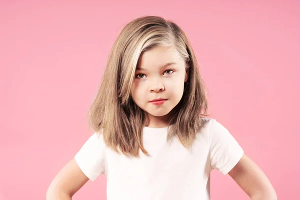 Portret Dziewczynki Poważne Blondynka Różowym Tle Bliska — Zdjęcie stockowe
