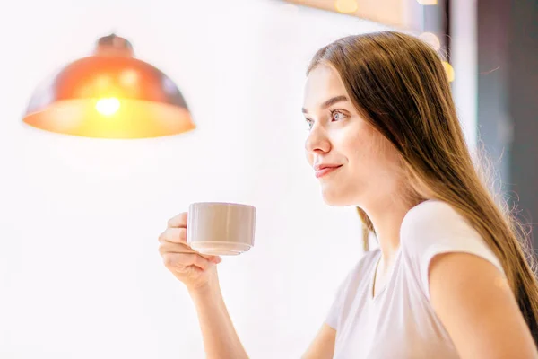 Una Ragazza Sta Bevendo Caffè Sorridendo Pensierosamente — Foto Stock