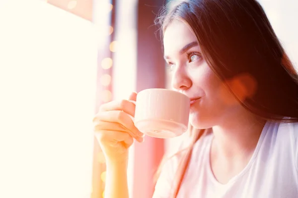 Giovane Donna Sta Incontrando Sole Con Una Tazza Guardando Fuori — Foto Stock