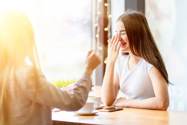 Due Ragazze Adolescenti Raccontano Storie Divertenti Ridono Nel Caffè — Foto Stock