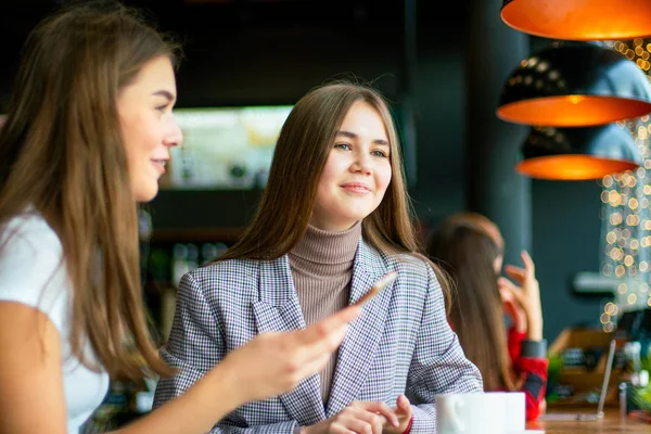 Ragazze Sveglie Godendo Caffè Piacevole Incontro Amichevole — Foto Stock