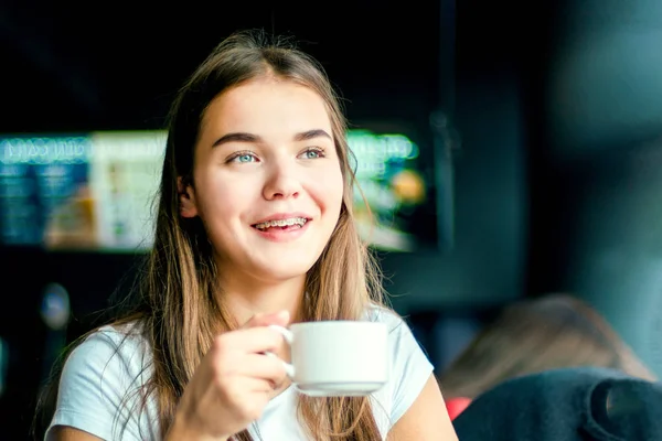 Ragazza Bionda Sente Felice Avendo Pausa Caffè Sognando Qualcosa — Foto Stock