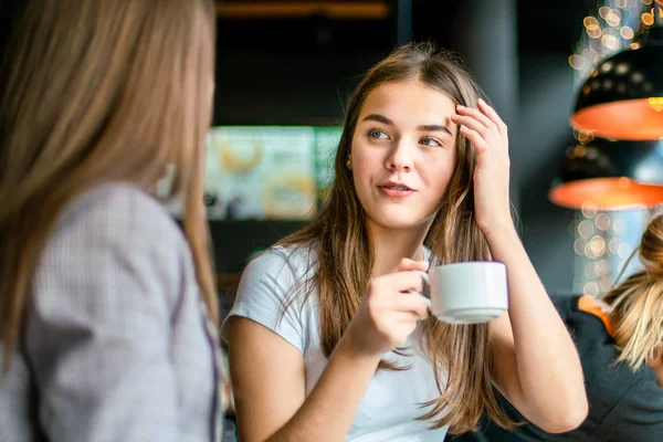 Dívka Poslouchá Její Přítel Sedí Kavárně Konečně Mají Volný Čas — Stock fotografie